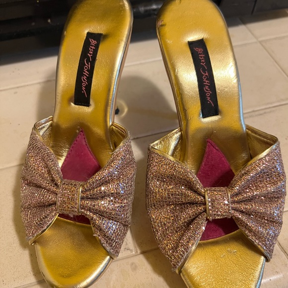 Betsey Johnson Polly rose gold slides, worn a couple of times✨ - Picture 6 of 8